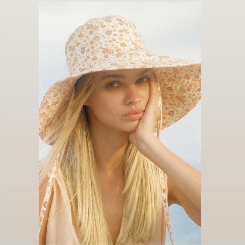 LACK OF COLOR holiday bucket hat cotton floral peach bloom 58 cm UPF 50 NEW TAGS